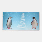 Schönes Penguin Couple auf Light Blue Schreibtischunterlage (Vorderseite)