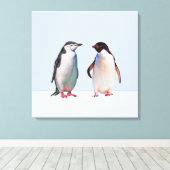 Schönes Penguin Couple auf Light Periwinkle Blue Leinwanddruck (Insitu (Holzboden))