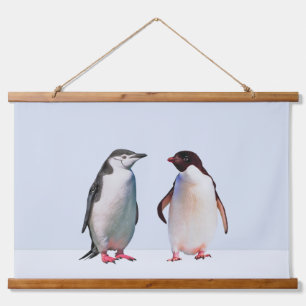 Schönes Penguin Couple auf Light Periwinkle Blue Wandteppich Mit Holzrahmen