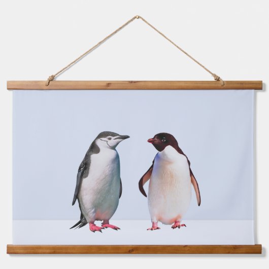 Schönes Penguin Couple auf Light Periwinkle Blue Wandteppich Mit Holzrahmen (Vorne)
