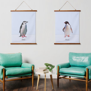Schönes Penguin Couple auf Light Periwinkle Blue Wandteppich Mit Holzrahmen