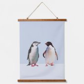 Schönes Penguin Couple auf Light Periwinkle Blue Wandteppich Mit Holzrahmen (Vorderseite)