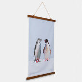Schönes Penguin Couple auf Light Periwinkle Blue Wandteppich Mit Holzrahmen (Gewinkelt)