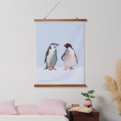 Schönes Penguin Couple auf Light Periwinkle Blue Wandteppich Mit Holzrahmen (Schlafzimmer)