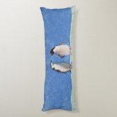 Schönes Penguin Couple auf Sky Blue Seitenschläferkissen (Rückseite (Vertikal))