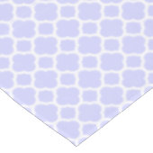 Schönes Periwinkle Quatrefolienmuster Frühjahr Tischdecke (Schrägansicht)