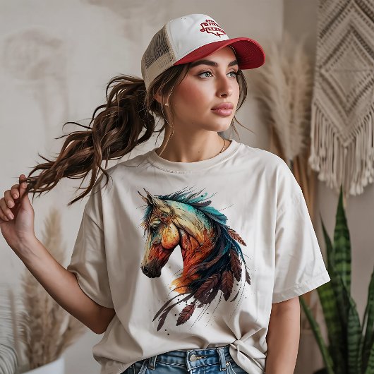 Schönes Pferd mit Federn T-Shirt