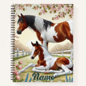 Schönes Pferd und Foal im blühenden Obstgarten Notizblock (Vorderseite)