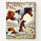 Schönes Pferd und Foal im blühenden Obstgarten Notizblock (Rückseite)