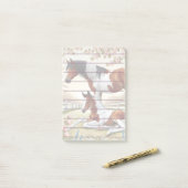 Schönes Pferd und Foal im blühenden Obstgarten Post-it Klebezettel (Auf Schreibtisch)