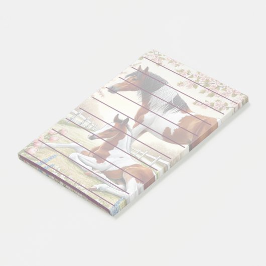 Schönes Pferd und Foal im blühenden Obstgarten Post-it Klebezettel (angewinkelt)