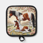 Schönes Pferd und Foal im blühenden Obstgarten Topflappen (Vorderseite)