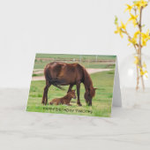 Schönes Pferd und Fohlen in einer Wiese Karte (Gelbe Blume)