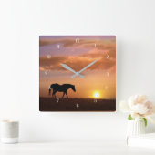 Schönes Pferd und Sonnenaufgang Morgens Quadratische Wanduhr (Zuhause)