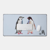Schönes Pinguin-Paar und Monogramm Schreibtischunterlage (Tastatur & Maus)