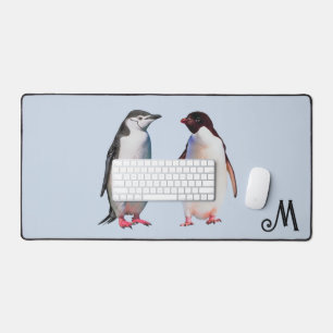 Schönes Pinguin-Paar und Monogramm Schreibtischunterlage