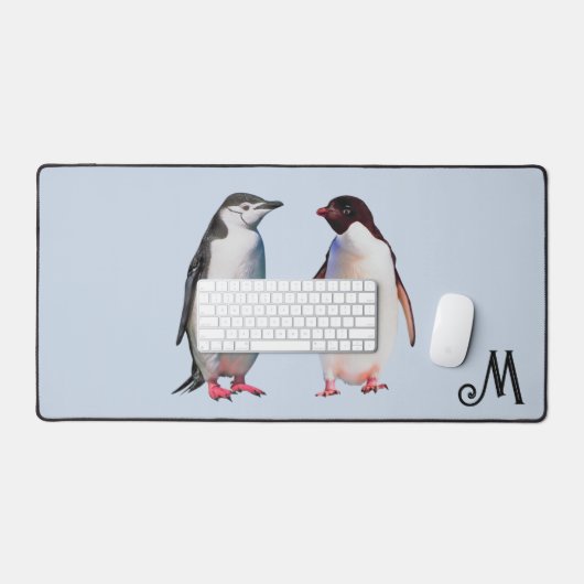 Schönes Pinguin-Paar und Monogramm Schreibtischunterlage (Tastatur & Maus)