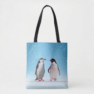 Schönes Pinguinpaar auf Hellblau Tasche