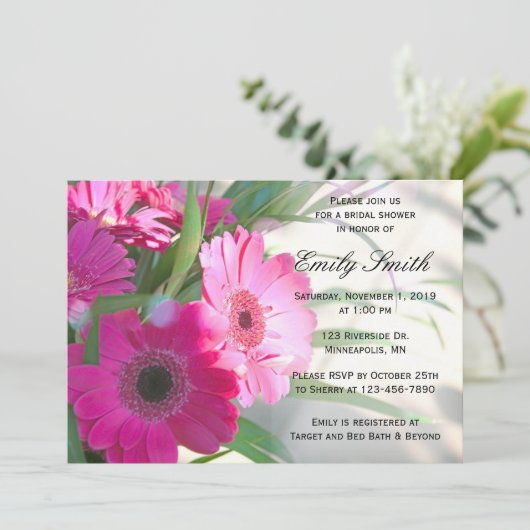Schönes Pink Gerbera Daisy Floral Brautparty Einladung (Stehend Vorderseite)