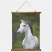 Schönes Portrait von weißem Horn, grüner Hintergru Wandteppich Mit Holzrahmen (Vorderseite)