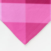 Schönes rosa Magenta Kariertes mittelbraunes Vlies Fleecedecke (Ecke)