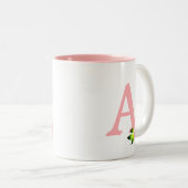 Schönes rosa Monogramm mit weißer Blume Zweifarbige Tasse (VorderseiteRechts)