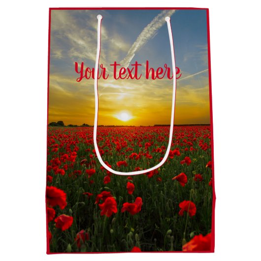 Schönes rotes Mohnfeld bei Sonnenaufgang Mittlere Geschenktüte (Rückseite)