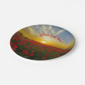 Schönes rotes Mohnfeld bei Sonnenaufgang Pappteller (Schrägansicht)