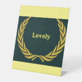 Schönes Schild aus Plastik, gelbe Krone (Vorderseite)