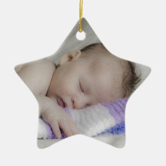 Schönes schlafendes neugeborenes Baby Keramik Ornament