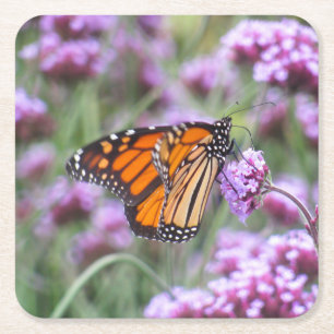 Schönes Schmetterling in violetten Blumen Rechteckiger Pappuntersetzer