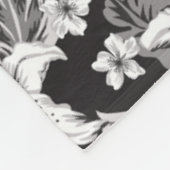 Schönes schwarz weiß Blumenmuster Fleecedecke (Ecke)