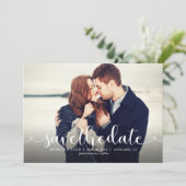 Schönes Script-Foto Hochzeitssache Datum speichern Save The Date (Stehend Vorderseite)
