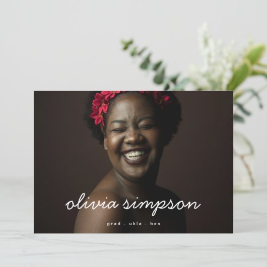 Schönes Script Moderner Grad Graduate Zwei Foto Ankündigung (Stehend Vorderseite)