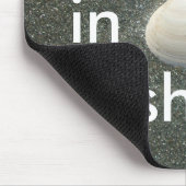 Schönes Seashell im Sand: Ein Salty Souvenir Mousepad (Ecke)