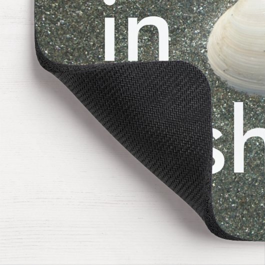 Schönes Seashell im Sand: Ein Salty Souvenir Mousepad (Ecke)