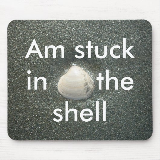 Schönes Seashell im Sand: Ein Salty Souvenir Mousepad (Vorne)