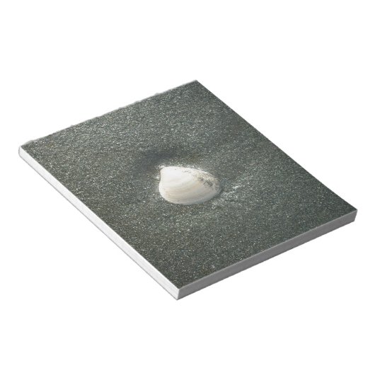 Schönes Seashell im Sand: Ein Salty Souvenir Notizblock (angewinkelt)