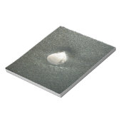 Schönes Seashell im Sand: Ein Salty Souvenir Notizblock (Rotiert)