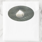 Schönes Seashell im Sand: Ein Salty Souvenir Ovaler Aufkleber (Tasche)