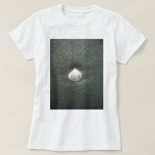Schönes Seashell im Sand: Ein Salty Souvenir T-Shirt