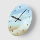 Schönes Skyscape mit flaumigen Wolken Runde Wanduhr (Winkel)