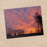 Schönes Sonnenaufgang Rosa Wolken Foto Puzzle<br><div class="desc">Schöne rosa und hellorange Wolken füllen einen Sonnenaufgang Himmel jenseits kleiner schwarzer Bäume in der Ferne. Auf der rechten Seite des Fotos steht ein großer Kiefernbaum in Silhouette. Die gelbe Morgensonne flüchtige Blick durch Wolken am Horizont. Um das Foto Beautiful Sunrise Sky auf anderen Gegenständen zu sehen, klicken Sie auf...</div>