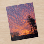 Schönes Sonnenaufgang Wolken Foto Puzzle<br><div class="desc">Schöne rosa und hellorange Wolken bedecken fast einen Lavendelsonnenaufgang jenseits kleiner schwarzer Bäume in der Ferne. Ein großer Kiefernbaum steht in Silhouette auf der rechten Seite des Rahmens. Die gelbe Morgensonne flüchtige Blick durch Wolken am Horizont. Um das Foto Beautiful Sunrise Sky auf anderen Gegenständen zu sehen, klicken Sie auf...</div>