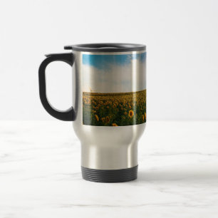 schönes Sonnenfeld mit bewölktem blauen Himmel a Reisebecher