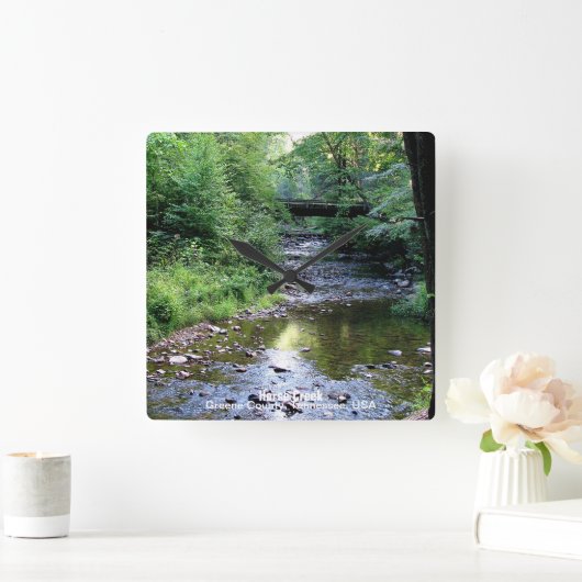 Schönes Sonnenlicht auf dem Wasserbergstrom Quadratische Wanduhr (Zuhause)