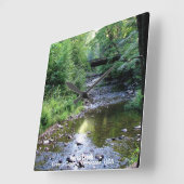 Schönes Sonnenlicht auf dem Wasserbergstrom Quadratische Wanduhr (Winkel)