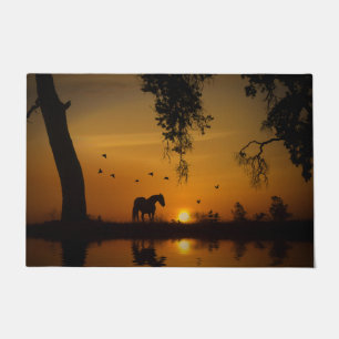 Schönes Südwestpferd im Sonnenuntergang Fußmatte