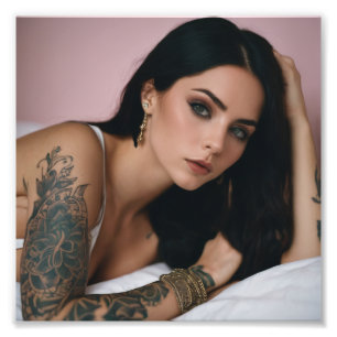 Schönes Tattoo Girl Posing on Bed Fotodruck