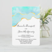 Schönes tropisches Grün mit Goldbrasse Hochzeit Einladung (Stehend Vorderseite)